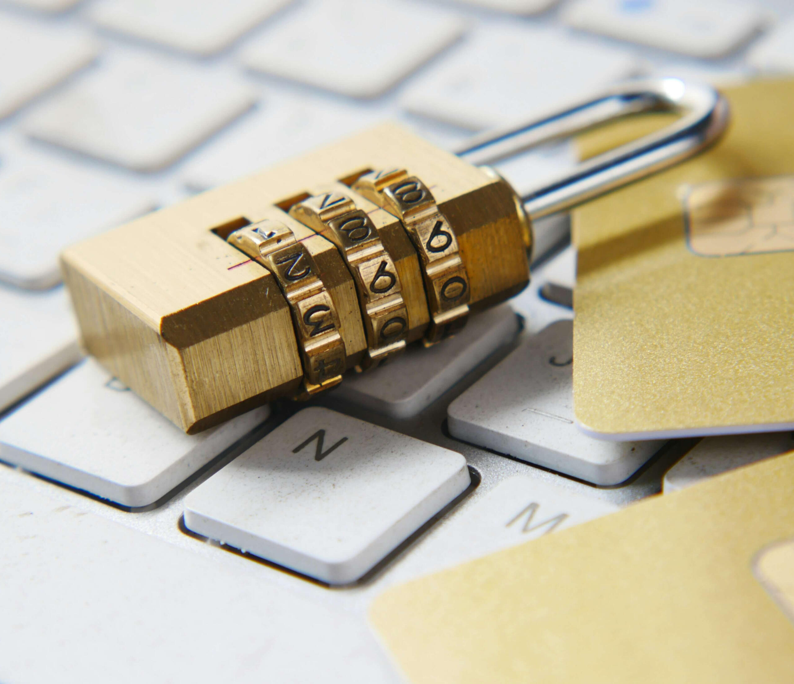 Usklađivanje sa GDPR regulativom i zaštita ličnih podataka Bosna i Hercegovina Zaštita ličnih podataka i usklađivanje sa GDPR regulativom, pravne usluge, GDPR usklađivanje i pravna pomoć firmama u Bosni i Hercegovini, katanac na tastaturi.